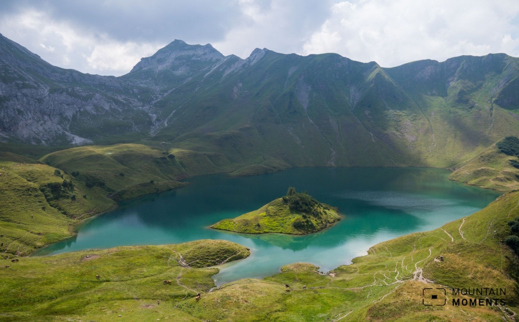 On this particularly long hike we should pay attention to rather light photo equipment