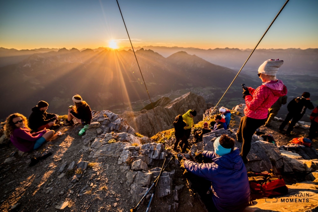 The small summit plateau catches the first sun rays of the day. To have experienced a sunrise here once is a must for every Innsbruck mountain lover. On a warm weekend day you are not alone, but you save the sweaty climb during the day in the blazing sun.