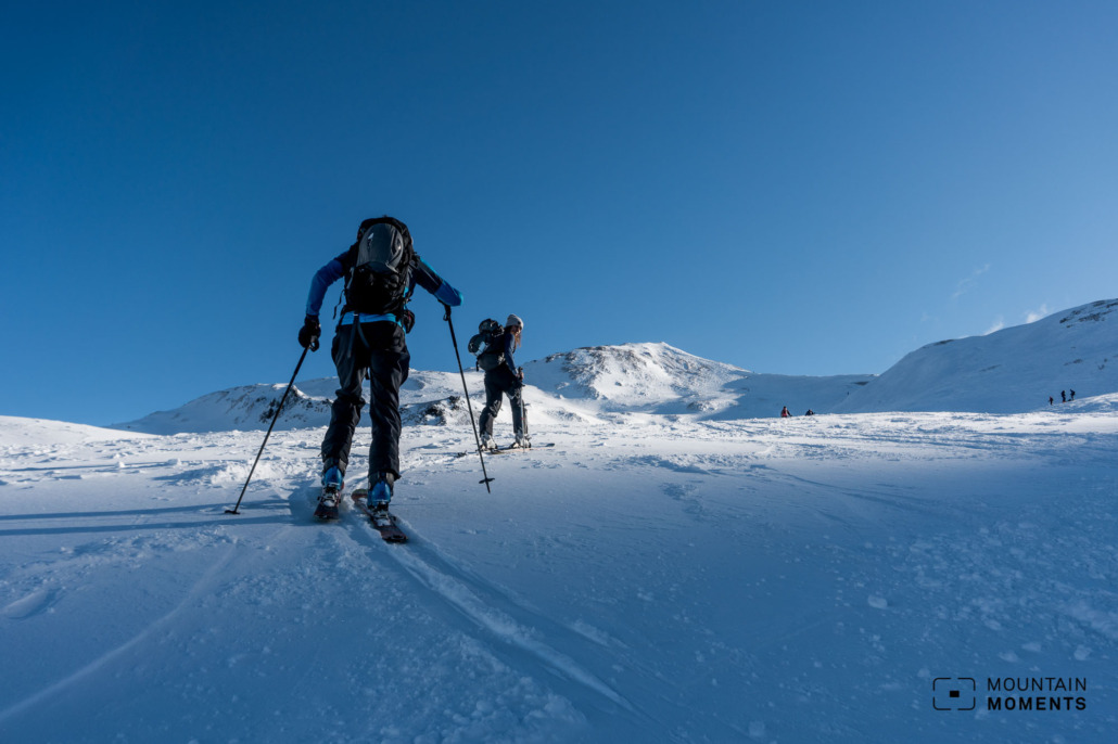 Easy ascent in the direction of Vennspitze. Here you can turn back if necessary. If you are already well on your way, go to the area on the right of this picture, towards the ski depot, and follow the ridge to the left to the Vennspitze.