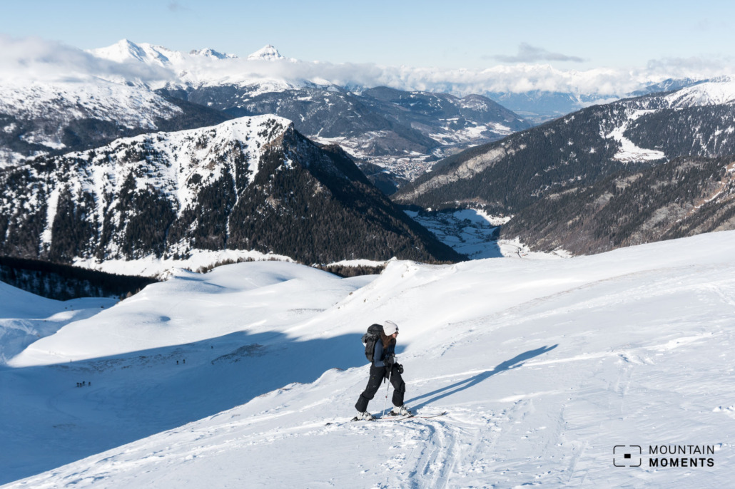 Wonderful views as far as the Nordkette (background) and also to Italy: The simple ski tour to the Vennspitze is also suitable for beginners - crampons are a must, avalanche warning levels are1 or 2. If the final ascent is too steep for you, you can also turn around in the flat plateau (center left in the picture)