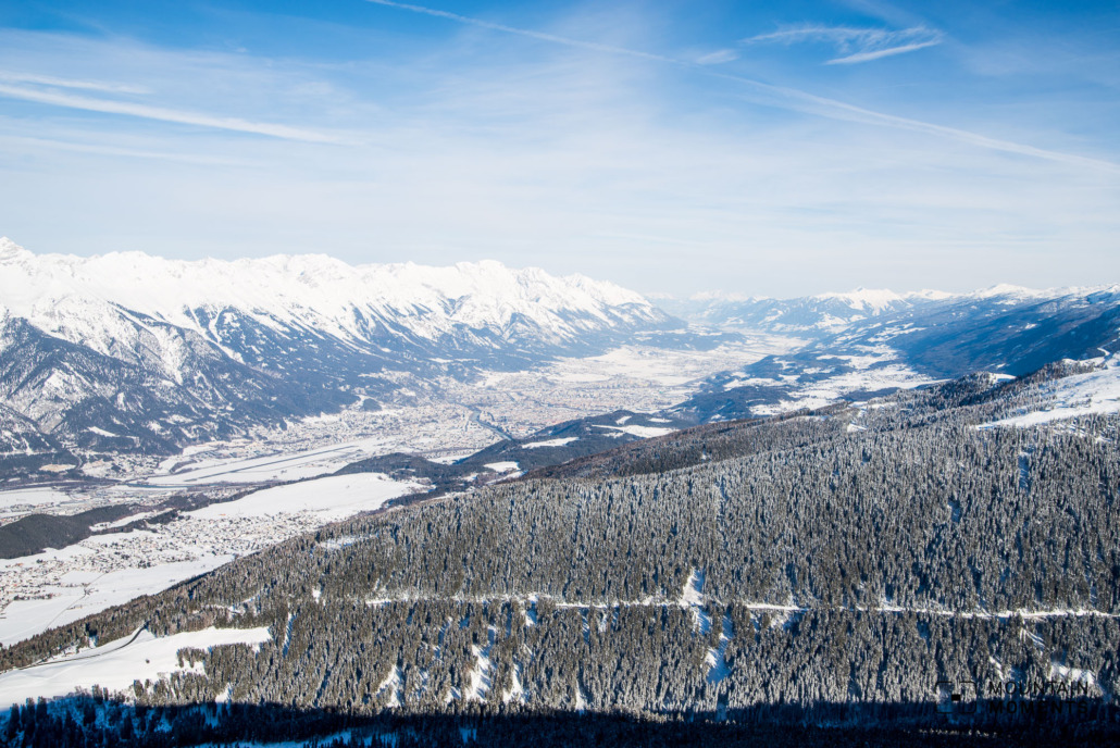 Overview picture of the Birgitzer Alm/Birgitzköpfl ski tour. The tour starts at the bottom left of the picture and leads into the forest. After a forest path, you walk flat on an alpine meadow along the ridge to the right edge of the picture. The Birgitzer Alm is on the meadow. Birgitzköpfl is a little further to the right, while the Innsbruck and the Inn Valley greet you in the background with a view to the east