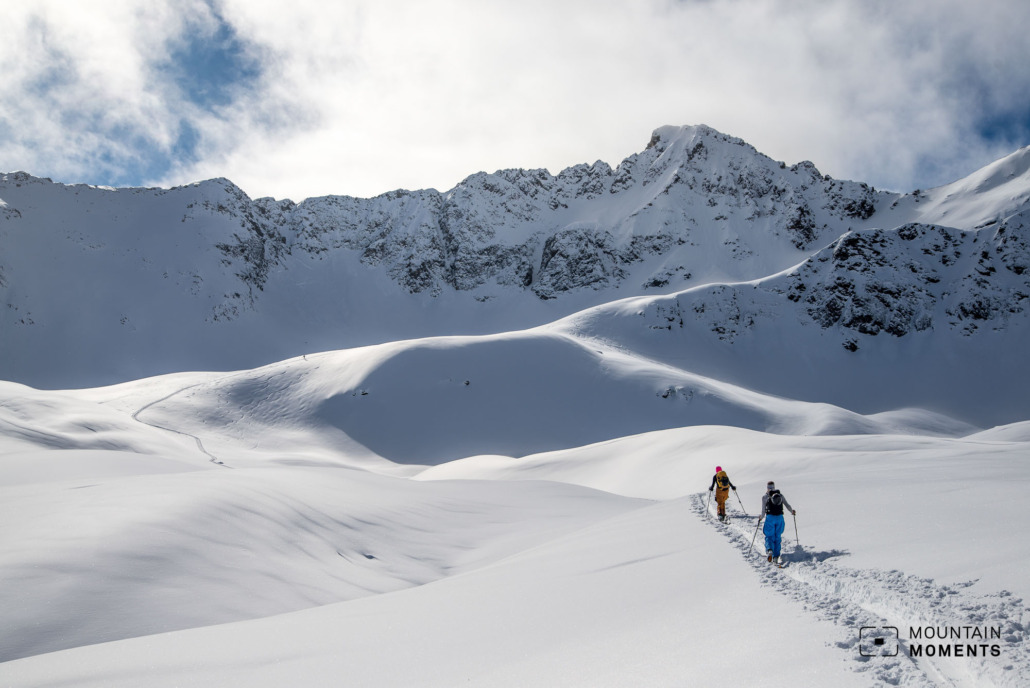 The wonderful Wörgetal in all its splendor. The ski tour to the Wetterkreuzkogel leads along the valley and makes a large arc here (visible track) and leads to the right on a plateau. A few meters further and to the right is the Wetterkreuzkogel.