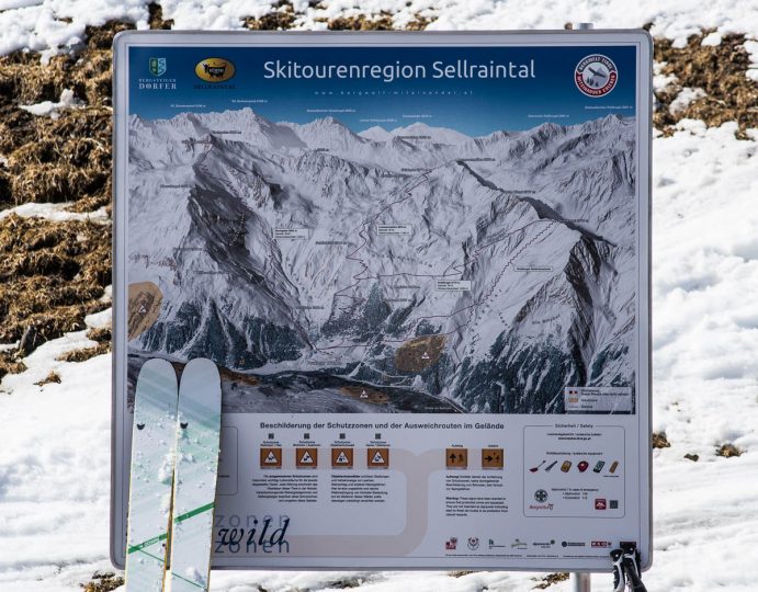 There are some signs along the ski touring trail. Here is the overview of the tours starting from Praxmaer. Below you will find more information about the track layout and dangers in the open ski area