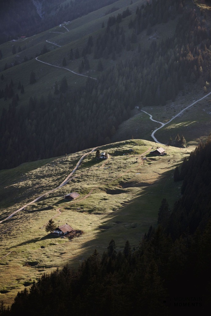 The Mangfallgebirge shows itself from its most beautiful side - and if the weather doesn't play along, you can stop at the historic Tatzelwurm mountain inn and visit the photo spot of the imposing Tatzelwurm waterfalls.